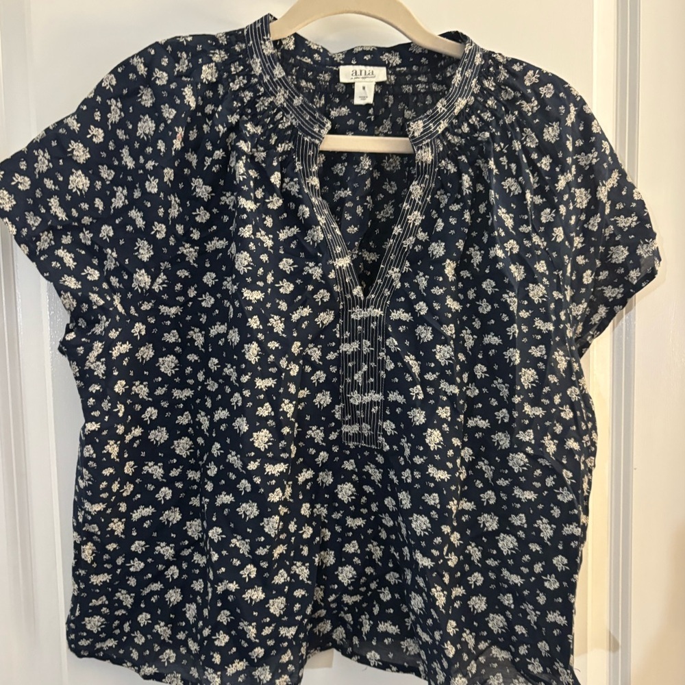 A.n.a Navy Floral Split-Neck Short Sleeve Top Sz M